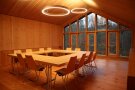 Großer Raum mit Holz-Verkleidung und Glasfront