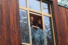 Ein Mann und eine Frau schauen aus einem Fenster