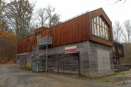 Ein großes Holzhaus aus grauem und braunen Holz