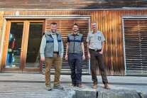 Drei Männer in Forst-Uniform