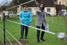 Zwei Frauen erläutern einen Zaun