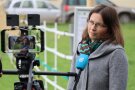 Frau gibt ein Fernseh-Interview