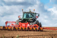 Traktor mit Sämaschine auf Acker