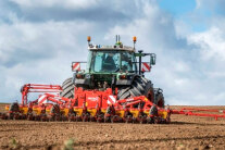 Traktor mit Sämaschine auf Acker